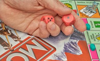 Spelar brädspelet Monopol